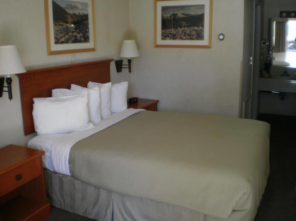 Magnuson Hotel Park Vue Ely Exterior foto
